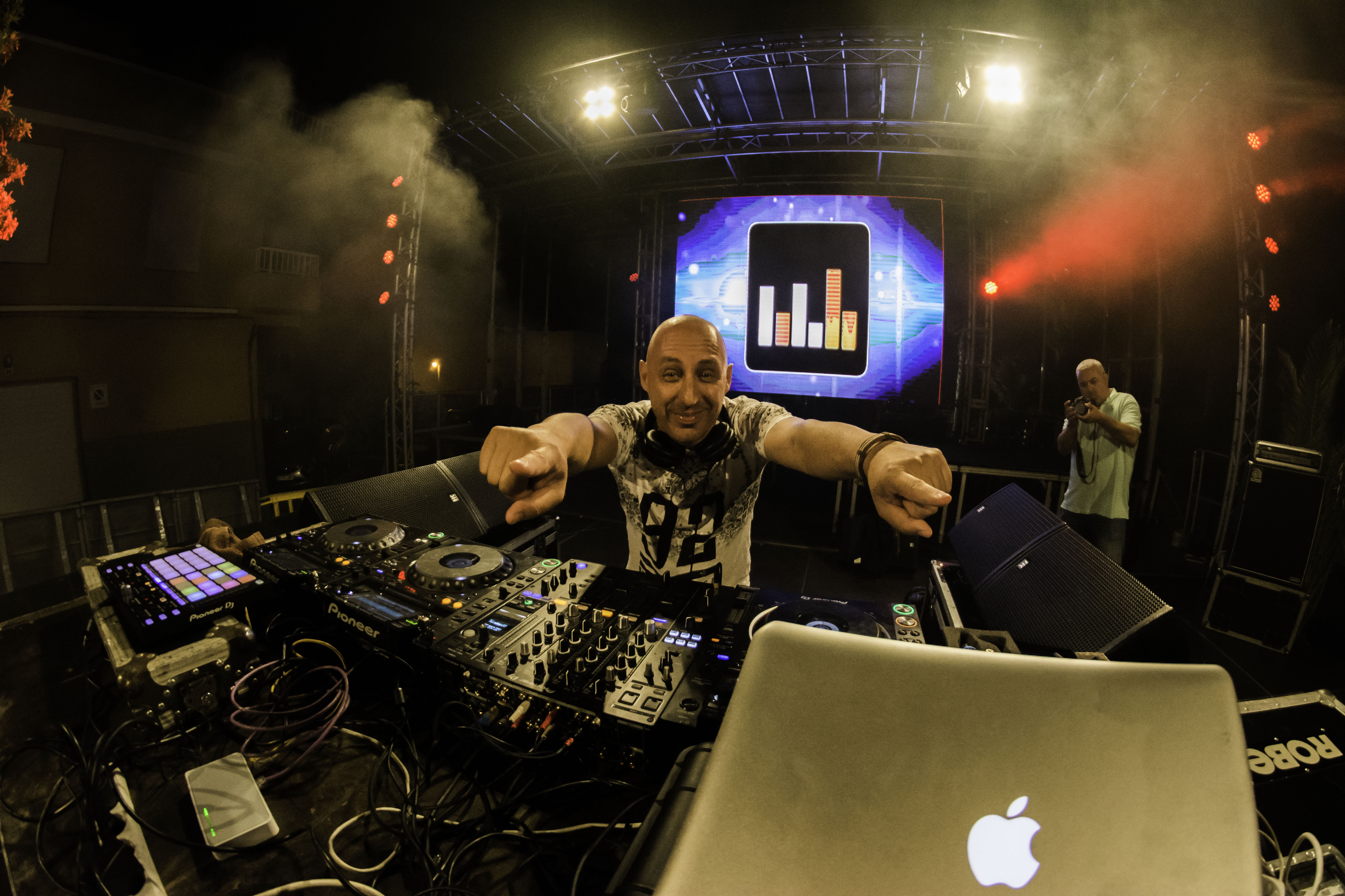 Quique Serra lanza al mercado “#2”, su nuevo Ep post thumbnail image